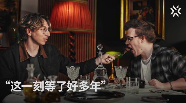 看着职业选手为法国大餐疯狂挑战，我突然想起海外朋友追国服游戏的辛酸