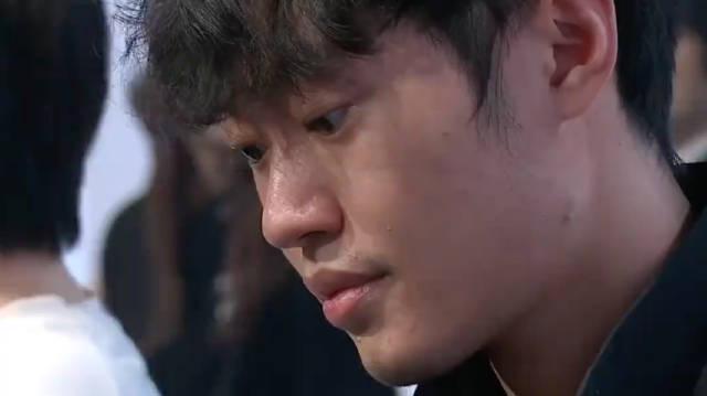 看着TES战胜BLG的直播画面，我突然想起那些在海外卡成PPT的华人玩家