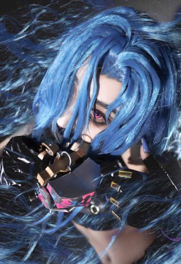 《双城之战》金克丝COS爆火出圈，海外玩英雄联盟国服延迟高怎么办？