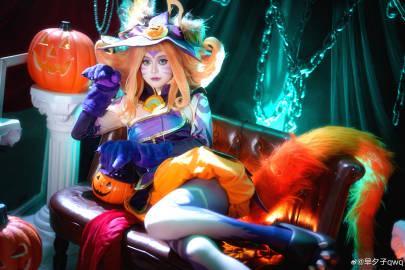 万圣节变身魅惑女巫妮蔻，海外党却因地区限制卡成PPT？这波操作太真实