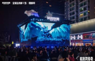 在海外凌晨三点刷到成都嘉年华直播,我对着卡顿画面哭了:原来这就是乡愁的味道