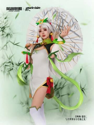 刷到拉克丝穿蜀绣登杂志封面时,我正卡在海外看国服直播的转圈界面——这延迟比等新皮肤还煎熬