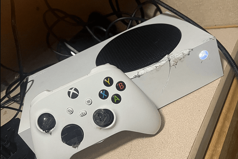 Xbox Series S主机奇迹般地保护骑车者免受卡车撞击